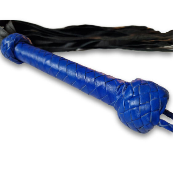 læderflogger med blå håndtag